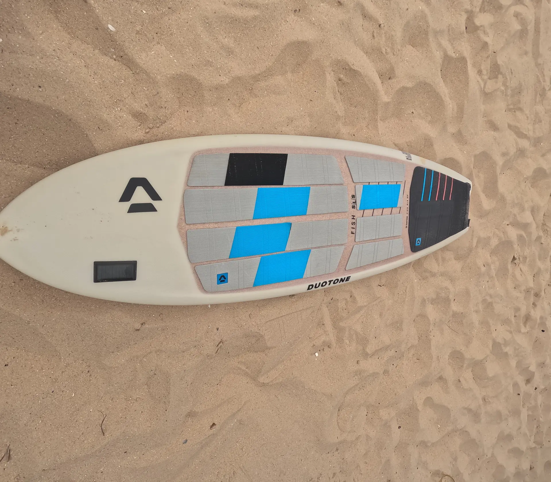 Full SmartSurf board prototype on the beach with tracker integrated